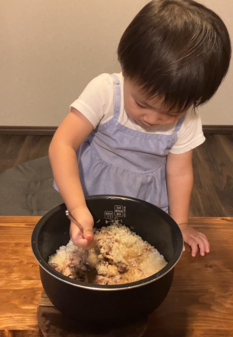 子どもがさば缶を使った炊き込みご飯の調理を手伝う様子