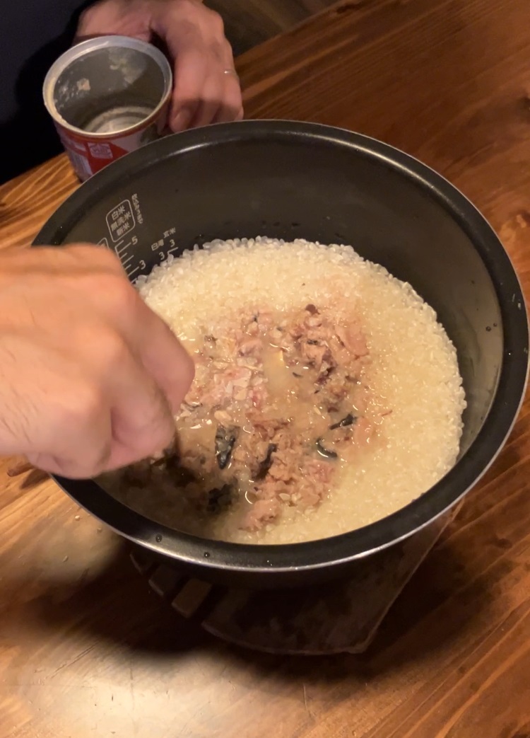 さば缶炊き込みご飯の調理工程でさばの身をほぐず様子