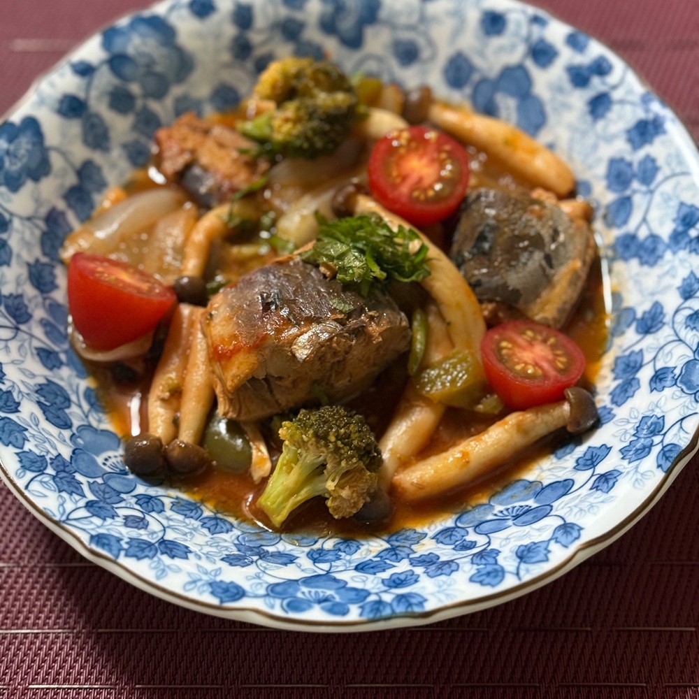 彩り野菜たっぷり！鯖ときのこの彩りトマト煮