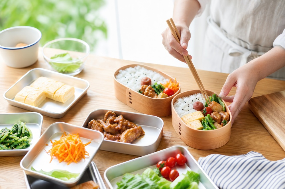 お弁当箱のフタの水滴イメージ