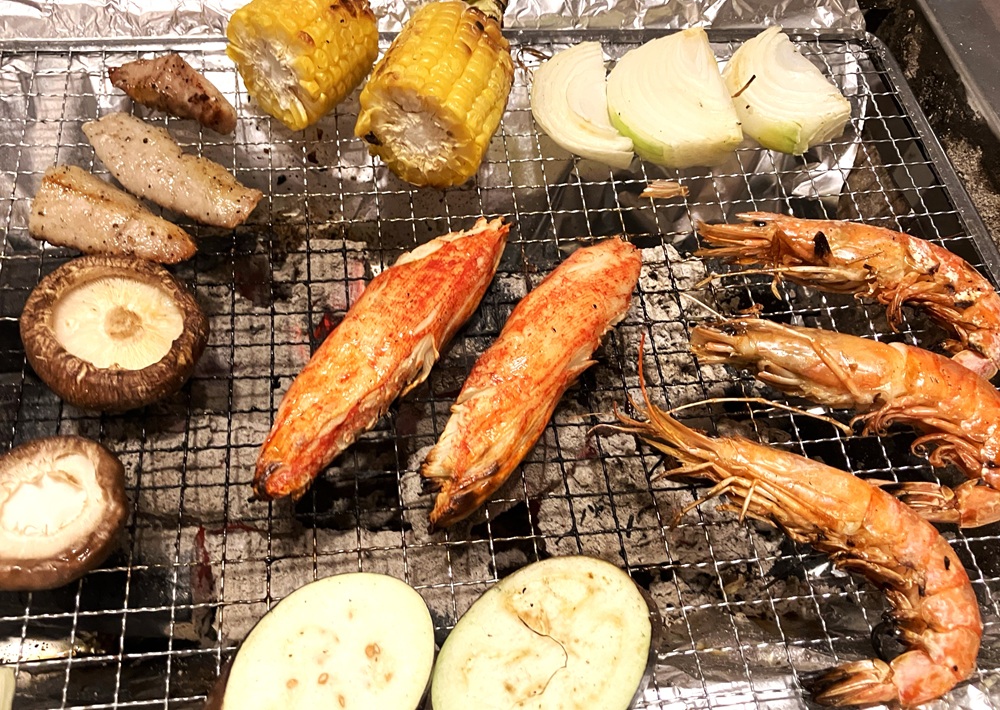 網の中央で焼かれる『蟹になれタラバ』