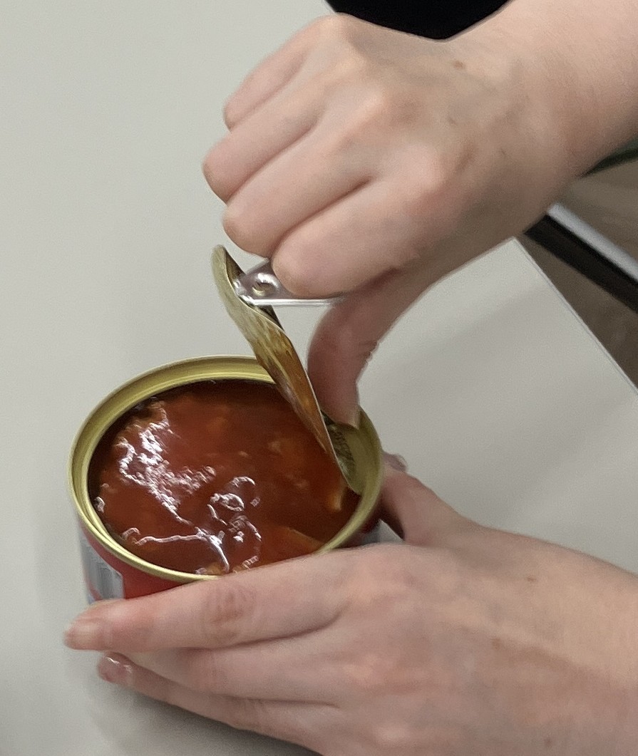 フタに親指を添えて開ける様子