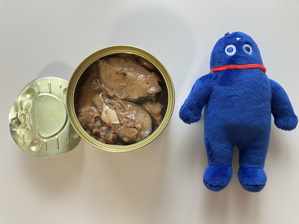 開けた缶詰とウミオスのぬいぐるみ