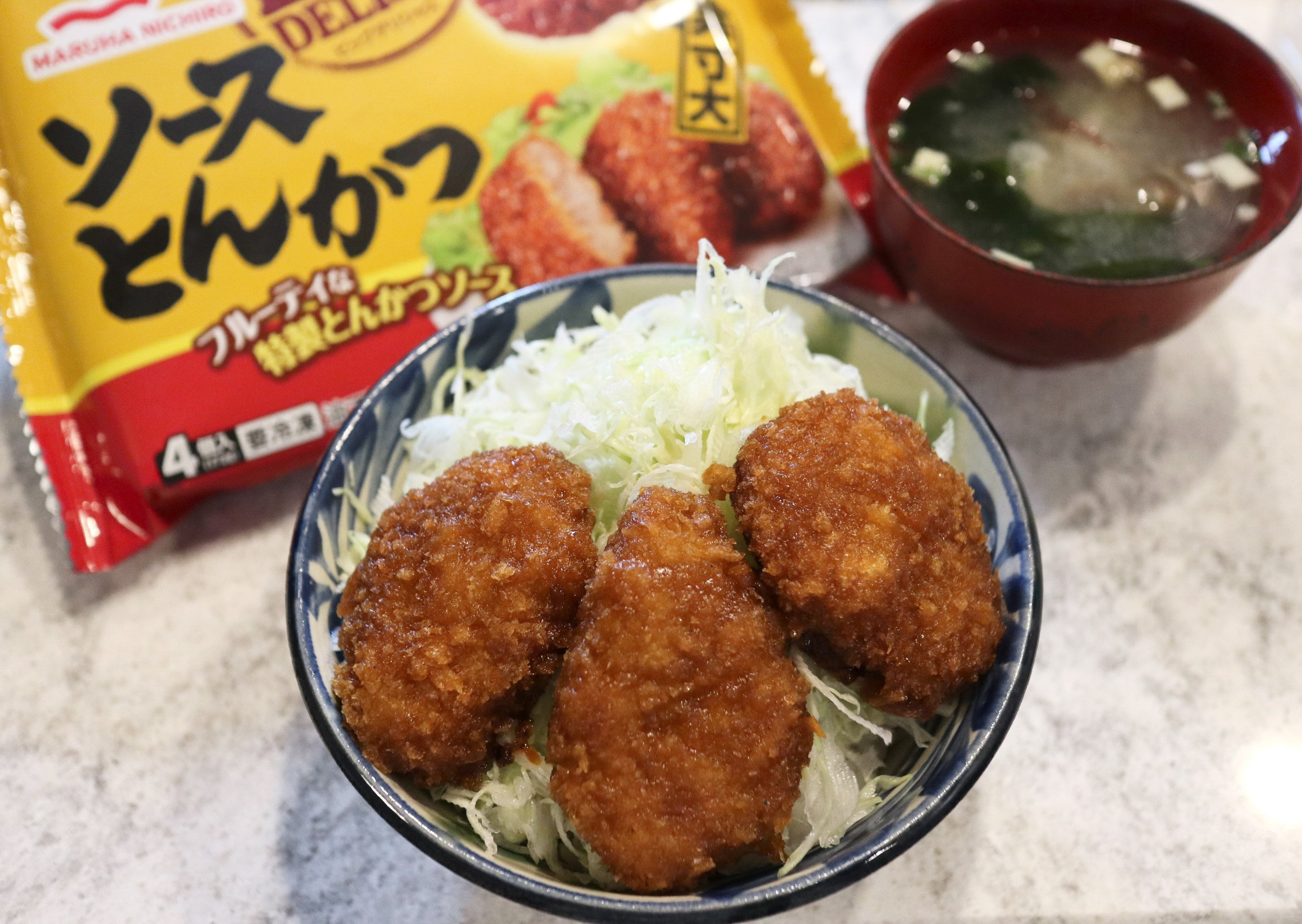 キャベツたっぷりソースカツ丼