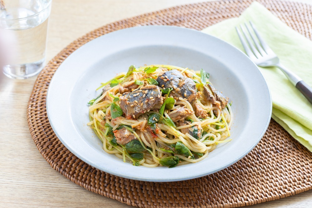 さばみそ煮と糖質0g麺と豆苗のピリ辛パスタ風