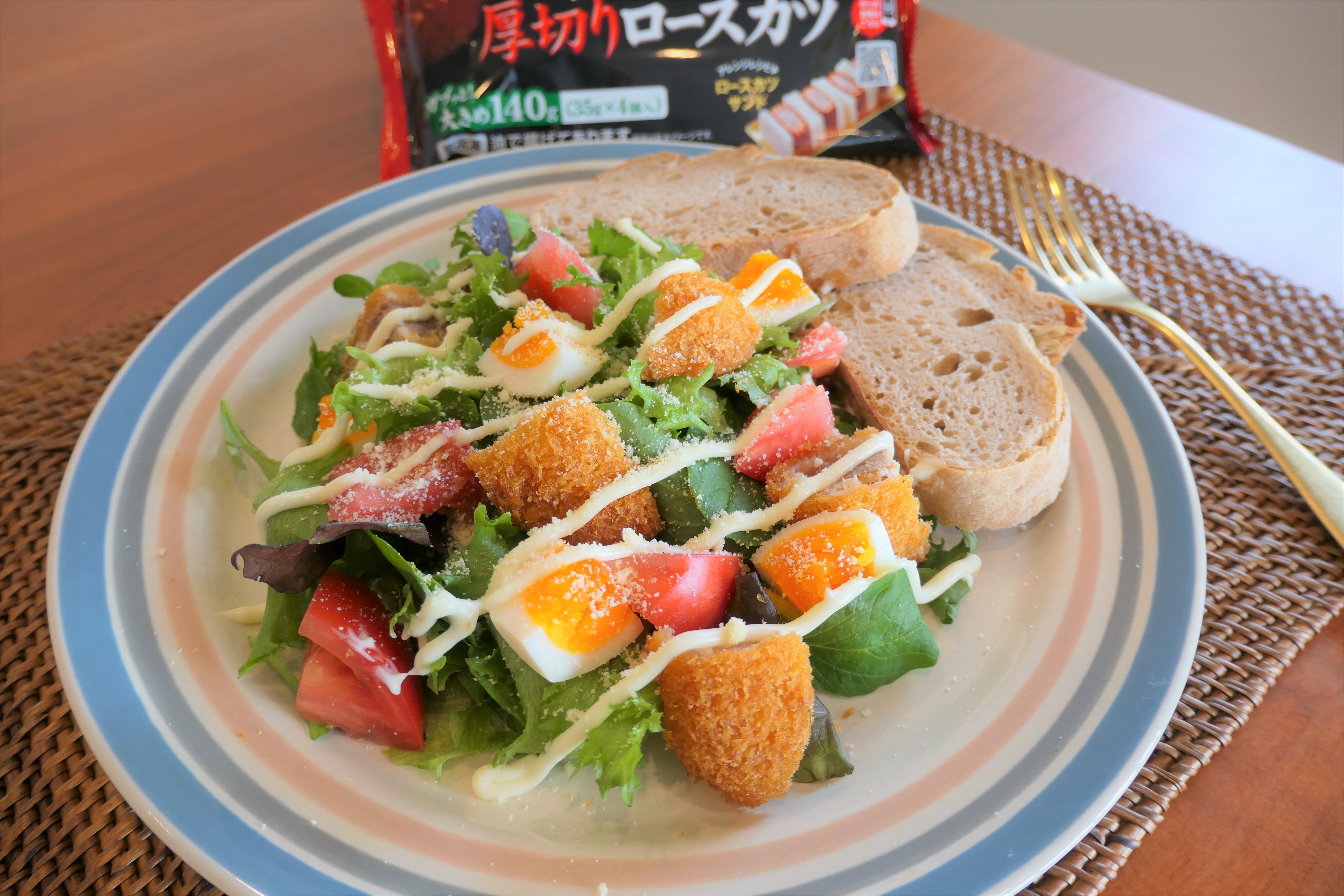 肉ガブッと！厚切りロースカツでシーザーサラダプレート♪